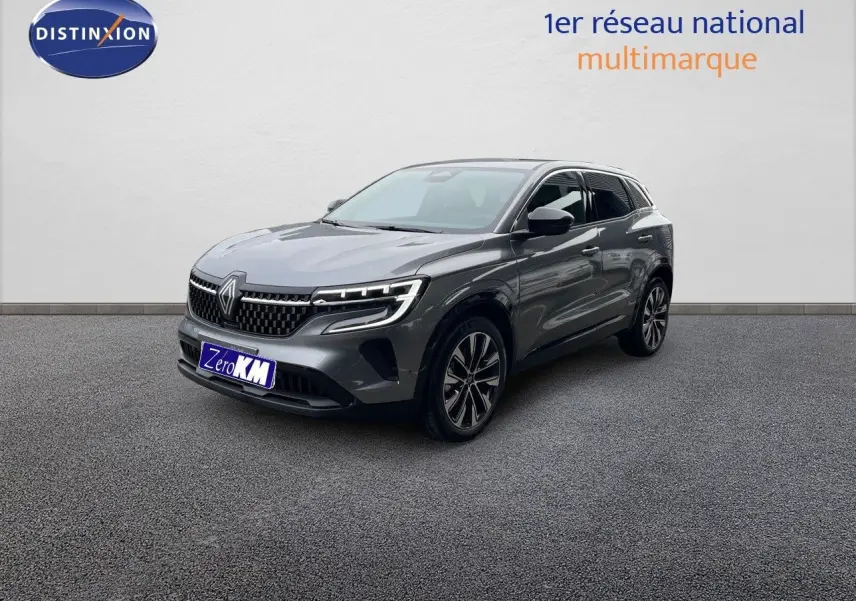 Renault Austral E-Tech gris schiste métal en 3/4 avant droit, mettant en valeur ses phares LED et jantes biton.