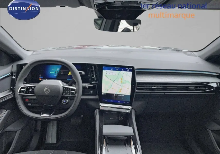 Vue intérieure du tableau de bord du Renault Austral E-Tech gris schiste, avec écran tactile central et volant multifonction.
