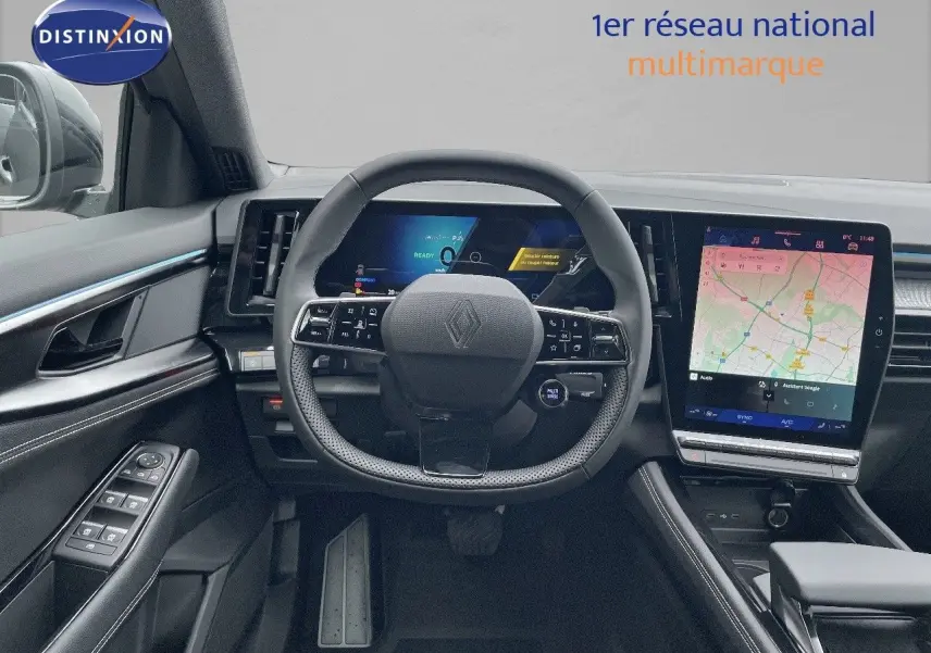 Vue intérieure du tableau de bord du Renault Austral E-Tech gris schiste, avec volant multifonction et écran tactile GPS.