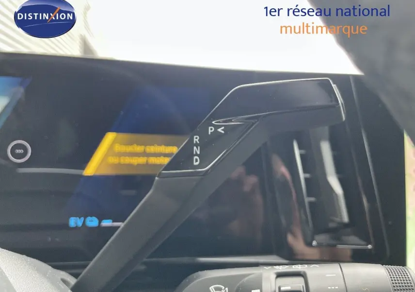 Le levier de vitesses automatique noir du Renault Austral E-Tech hybride, vu de près côté conducteur.