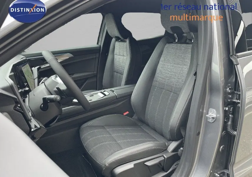 Vue intérieure côté conducteur du Renault Austral E-Tech gris schiste, mettant en valeur les sièges en tissu et cuir noir.