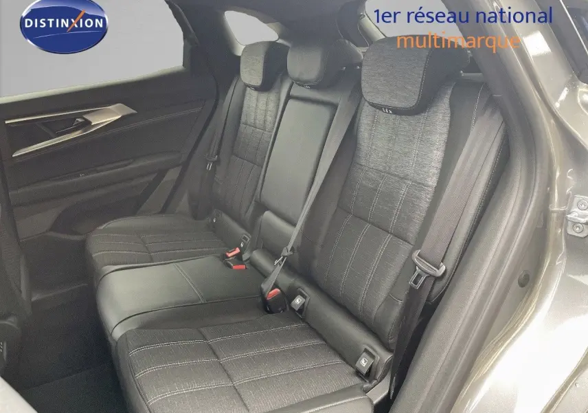 Vue intérieure côté droit des sièges arrière du Renault Austral gris schiste, avec sellerie mixte tissu et cuir noir.