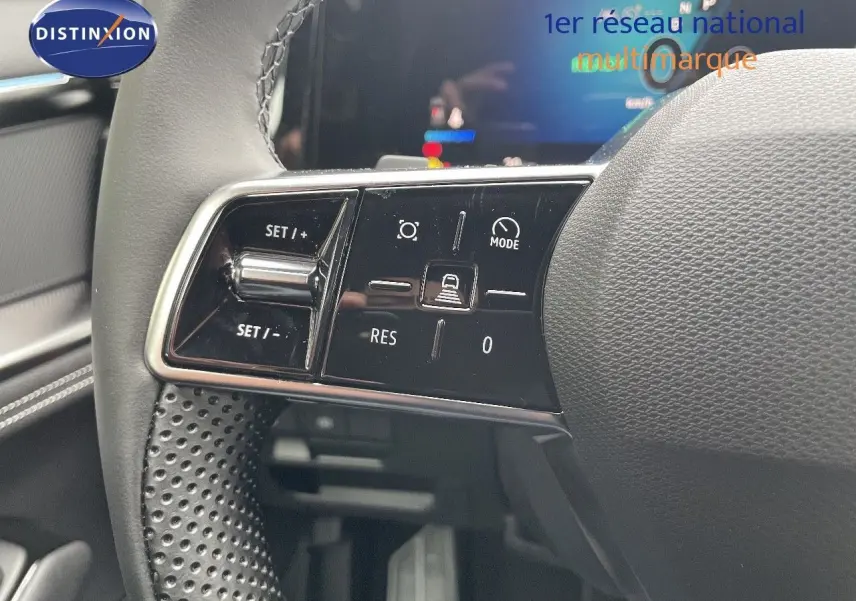 Gros plan sur les commandes à gauche du volant en cuir noir perforé du Renault Austral gris schiste 2025.