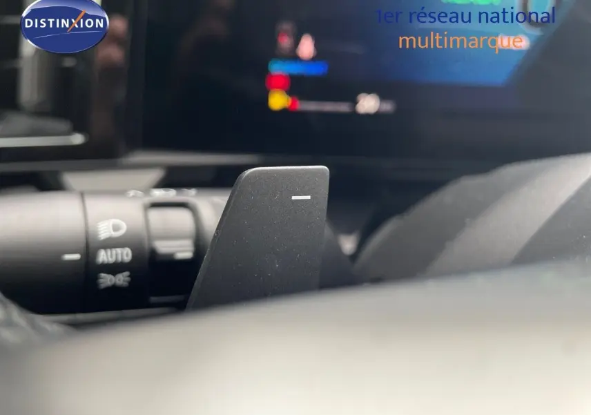 Gros plan sur la palette de changement de vitesse côté droit du tableau de bord d'un Renault Austral gris schiste 2025.