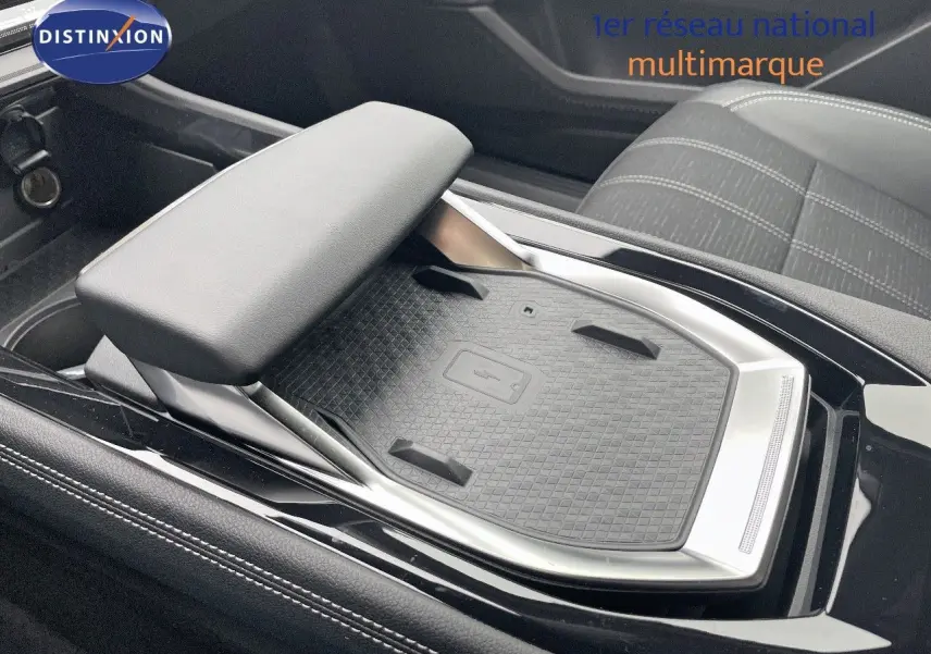 Détail de la console centrale avec accoudoir et surface de recharge sans fil du Renault Austral gris schiste métal 2025.