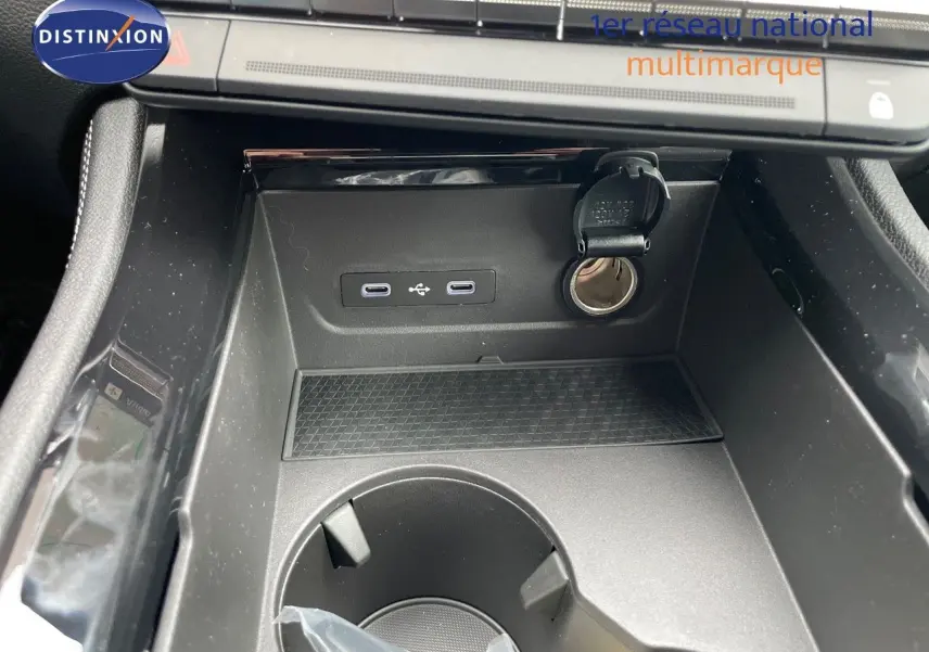 Gros plan sur la console centrale du Renault Austral E-Tech 2025, montrant prises USB et allume-cigare.
