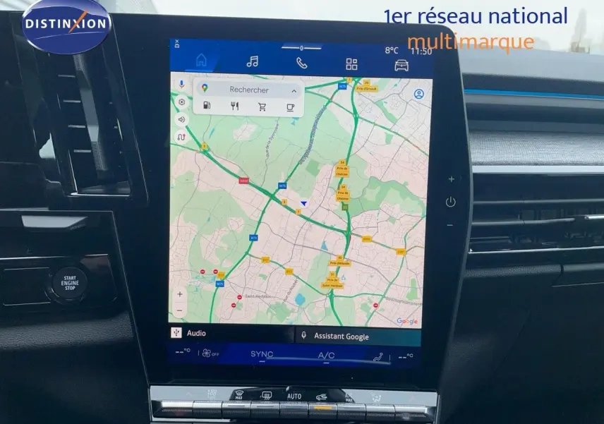 Vue rapprochée de l'écran tactile central du Renault Austral E-Tech gris schiste, affichant la navigation GPS intégrée.