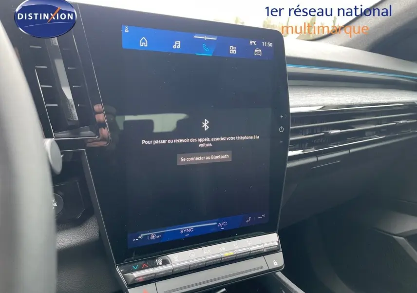 Écran tactile central du Renault Austral 2025 gris schiste métal, vue intérieure côté droit avec tableau de bord moderne.
