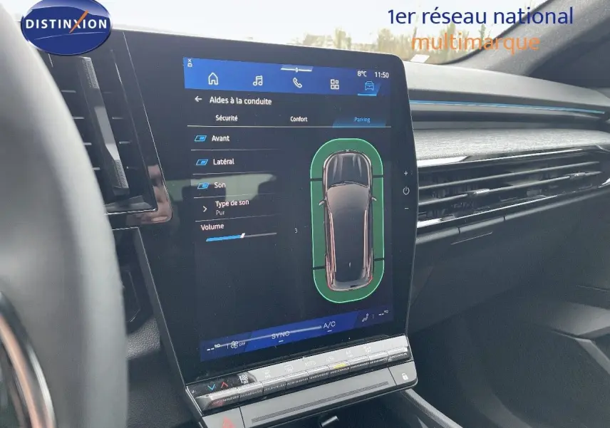 Vue rapprochée de l'écran tactile central du Renault Austral gris schiste, affichant les aides à la conduite et le contrôle du son.