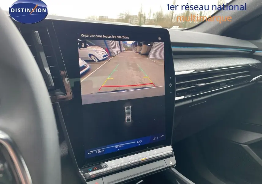 Vue rapprochée de l'écran central tactile affichant la caméra de recul dans l'habitacle du Renault Austral gris schiste 2025.
