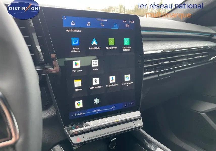 Tablette tactile centrale affichant les applications dans l'habitacle moderne du Renault Austral gris schiste métal.