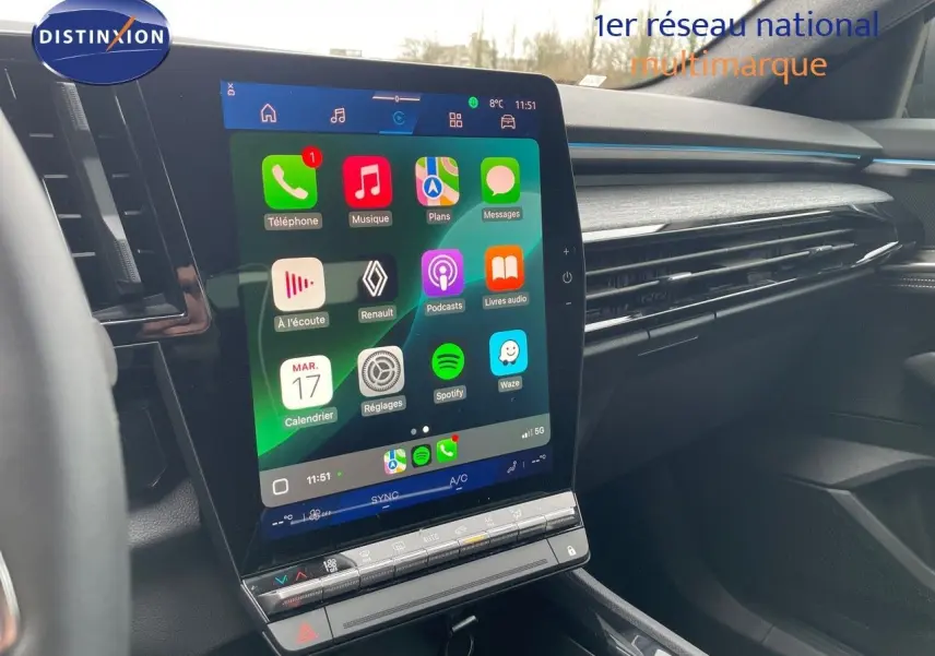 Vue rapprochée de la console centrale du Renault Austral gris schiste métal, avec grand écran tactile affichant des applications connectées.