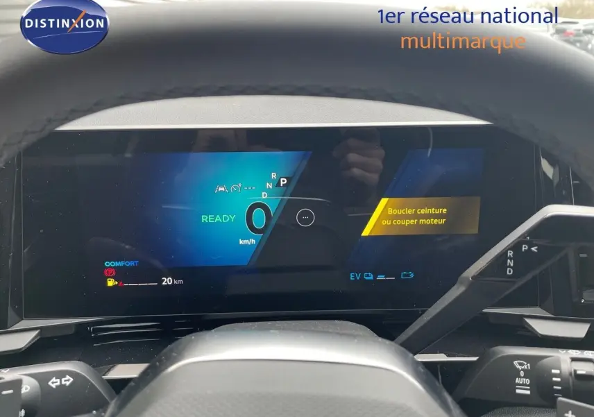 Tableau de bord numérique du Renault Austral hybride 2025 affichant la vitesse à 0 km/h et un message de sécurité ceinture.