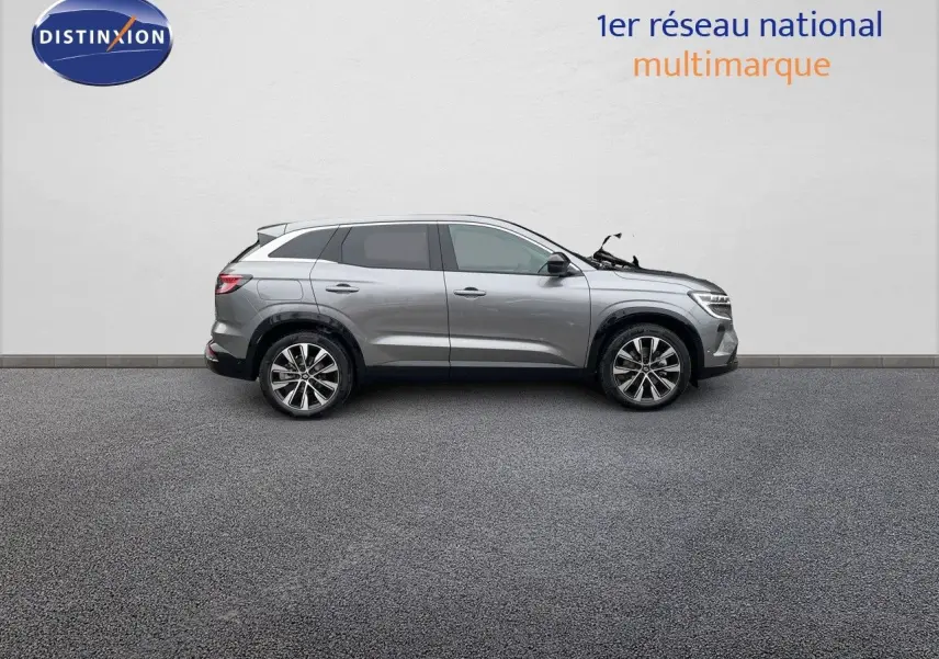 Profil côté gauche du Renault Austral gris schiste métal 2025, SUV hybride avec jantes bi-ton et lignes modernes.