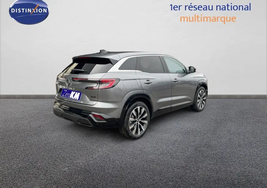 Vue 3/4 arrière droit d'un Renault Austral E-Tech Full Hybrid gris schiste métallisé avec jantes bi-ton et toit noir.