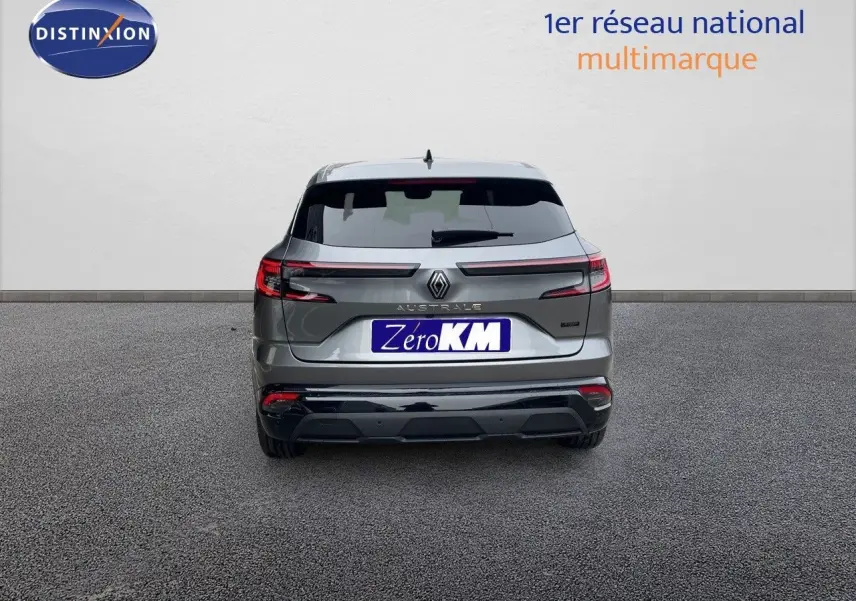 Vue arrière d'un Renault Austral gris schiste métal 2025 avec feux LED et logo central bien visibles.