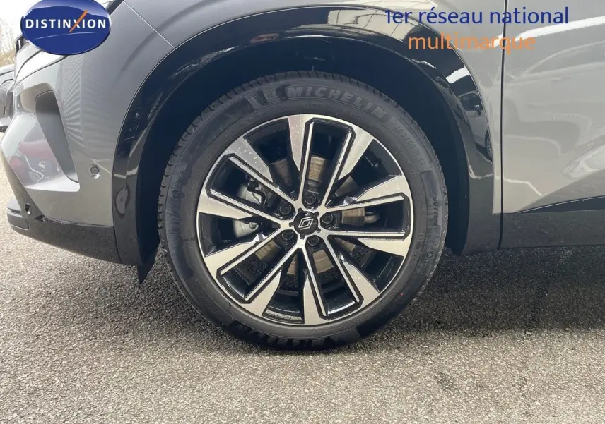 Gros plan sur la roue avant gauche du Renault Austral gris schiste métal, mettant en valeur la jante alliage bicolore moderne.
