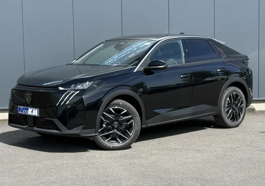 Peugeot 3008 Hybrid 145 noir Perla en 3/4 avant droit, jantes alliage noires et vitres teintées visibles.