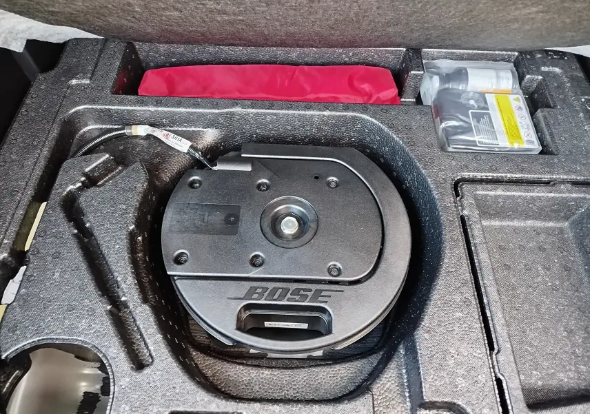 Gros plan sur le caisson de basse Bose intégré dans le coffre du Mazda CX-3 2016 bleu Dynamic Blue Mica.