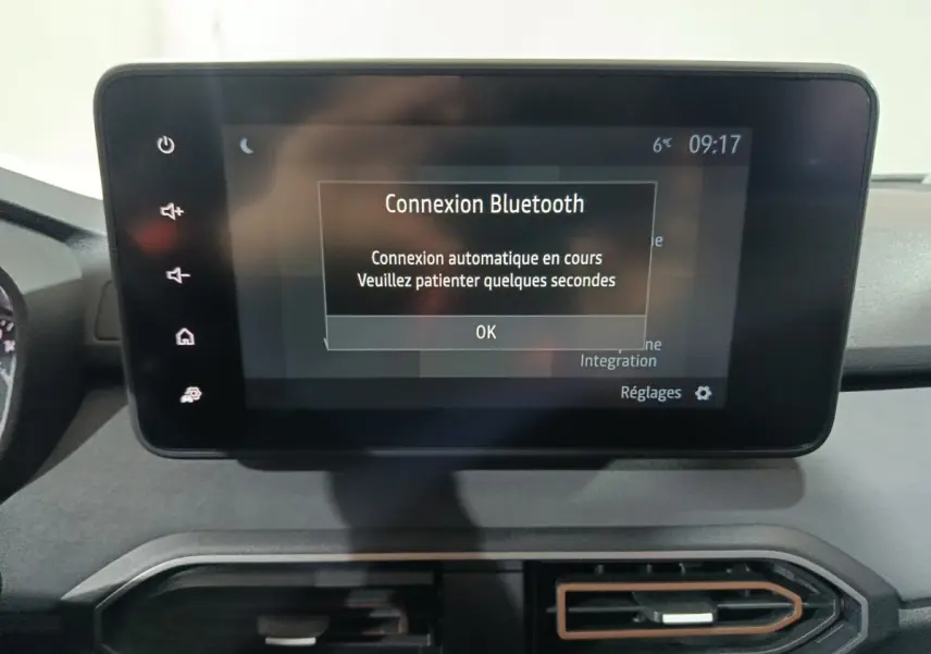 Écran tactile central de la Dacia Sandero Extreme+ 2024 affichant une connexion Bluetooth en cours.