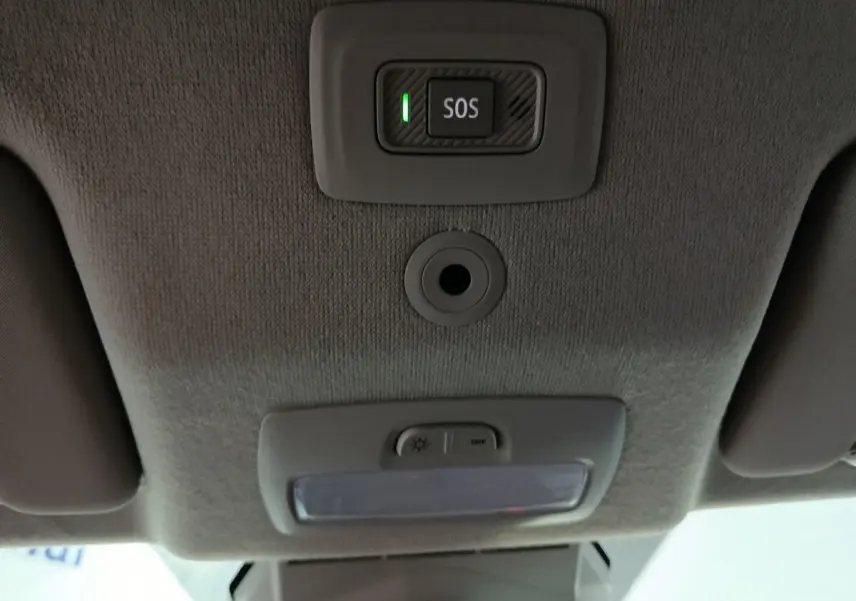 Plafonnier intérieur avec bouton SOS et éclairage, vue du toit de la Dacia Sandero Extreme+ TCe 110 bleu 2024.