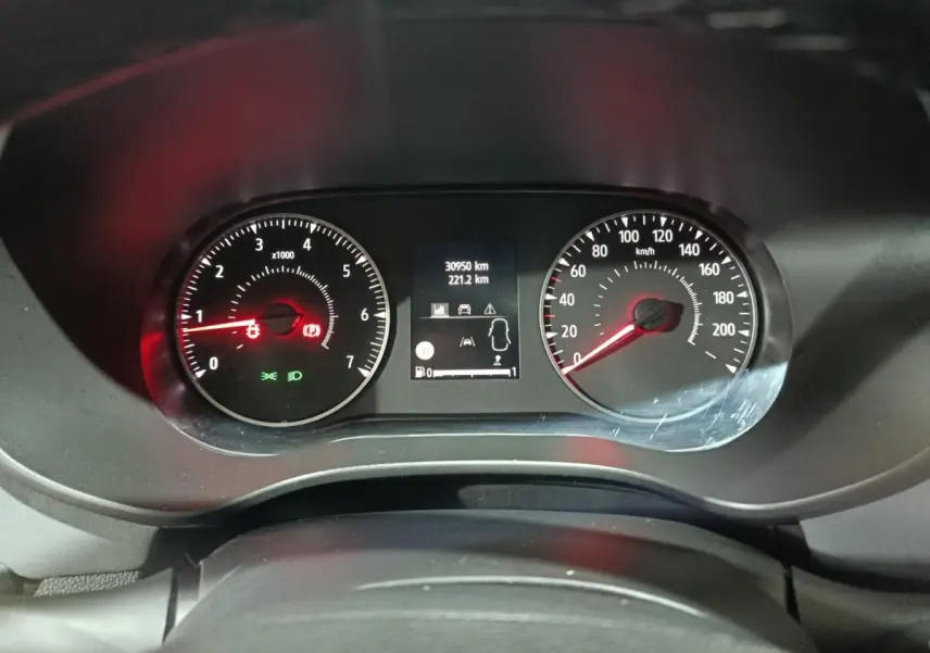 Vue rapprochée du tableau de bord de la Dacia Sandero 2024, affichant compte-tours, vitesse et écran multifonctions.