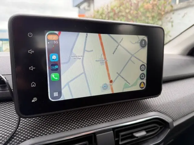 Écran tactile central du tableau de bord de la Dacia Sandero 2023 affichant une carte de navigation, intérieur noir.