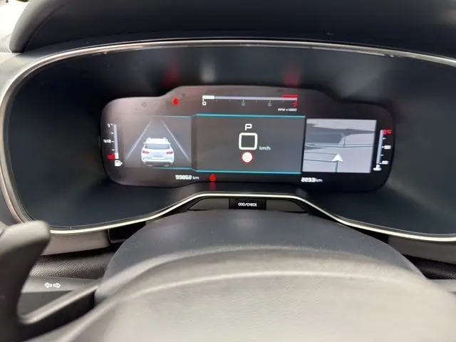 Vue rapprochée du combiné d'instruments numérique du tableau de bord du Citroën C5 Aircross, affichage multifonctions actif.