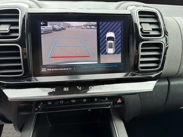 Écran tactile central affichant la caméra de recul et l’aide au stationnement du Citroën C5 Aircross gris clair, vue intérieure.