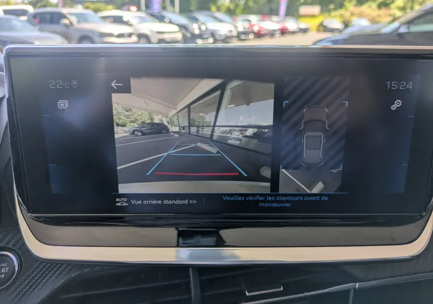 Écran tactile intérieur montrant la caméra de recul et l’aide au stationnement du Peugeot 2008, sans vue extérieure du véhicule.