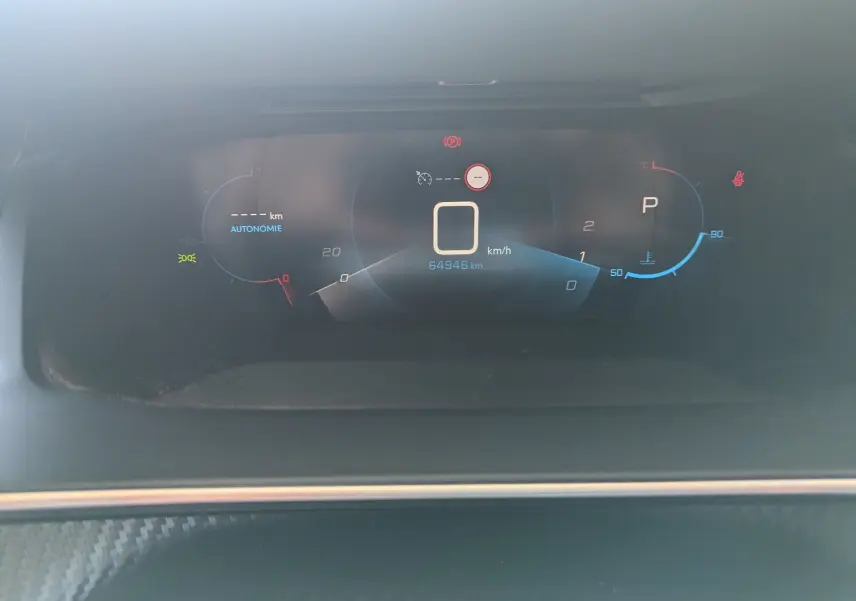 Tableau de bord numérique du Peugeot 2008 affichant 64 946 km, vitesse à 0 km/h et indicateurs de température et autonomie.