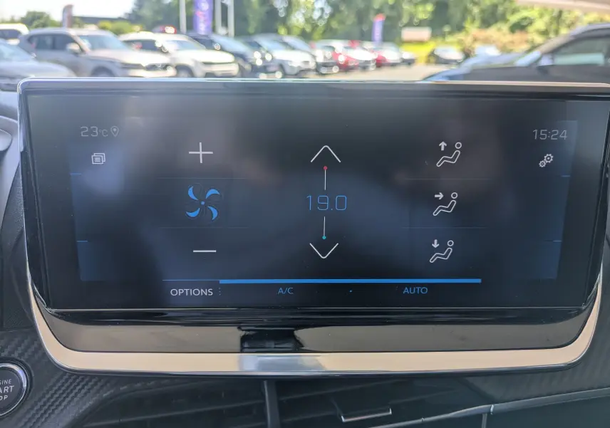 Écran tactile du système de climatisation de la Peugeot 2008, affichant une température réglée à 19°C.