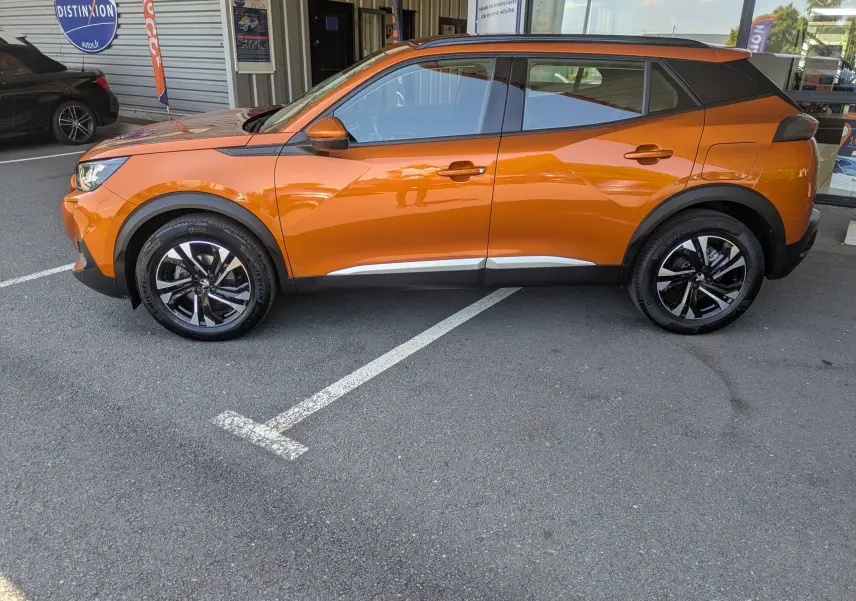 Peugeot 2008 orange vue de profil côté gauche, avec jantes bi-ton et toit noir contrastant.