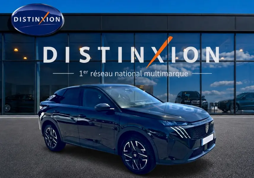 Peugeot 3008 noir en 3/4 avant droit, avec jantes alu et feux LED, devant une vitrine Distinxion.