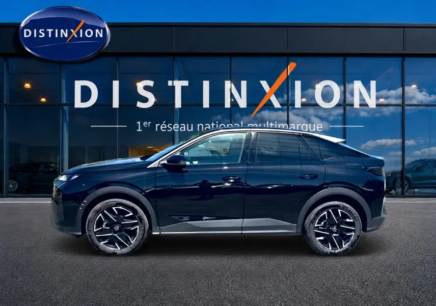 Profil droit d'un Peugeot 3008 noir 2025 garé devant une vitrine avec logo Distinxion visible en arrière-plan.