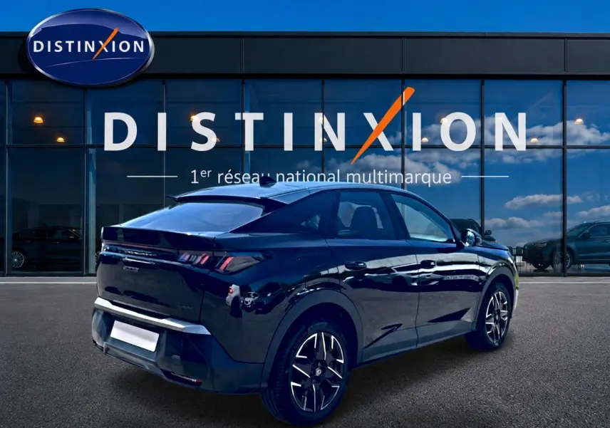 Peugeot 3008 noir en 3/4 arrière droit, avec jantes alu et becquet arrière, devant une vitrine Distinxion.