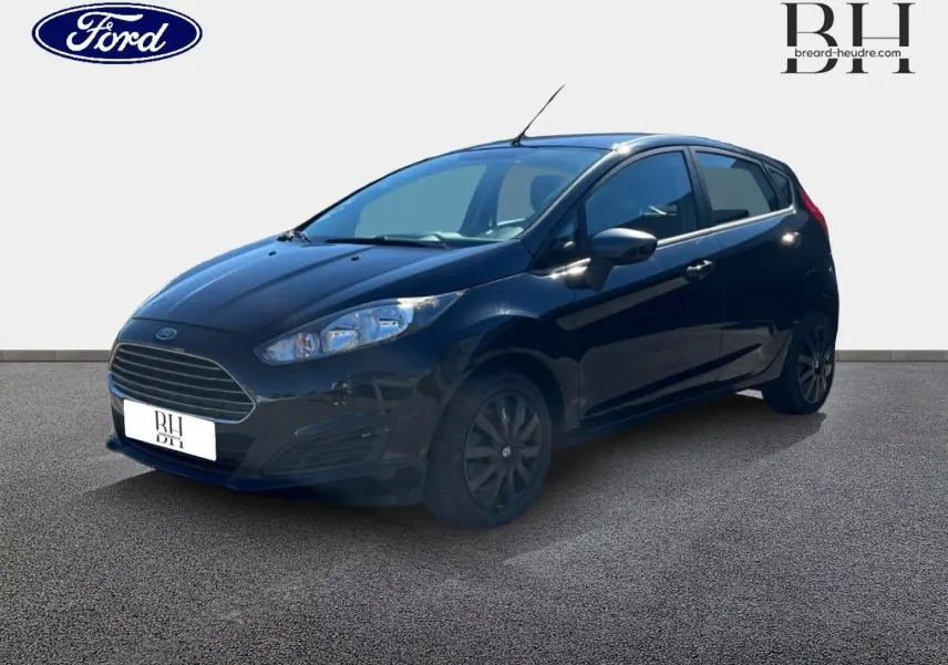 Ford Fiesta 2015 noir Scala vue 3/4 avant droit, avec calandre chromée et jantes foncées.