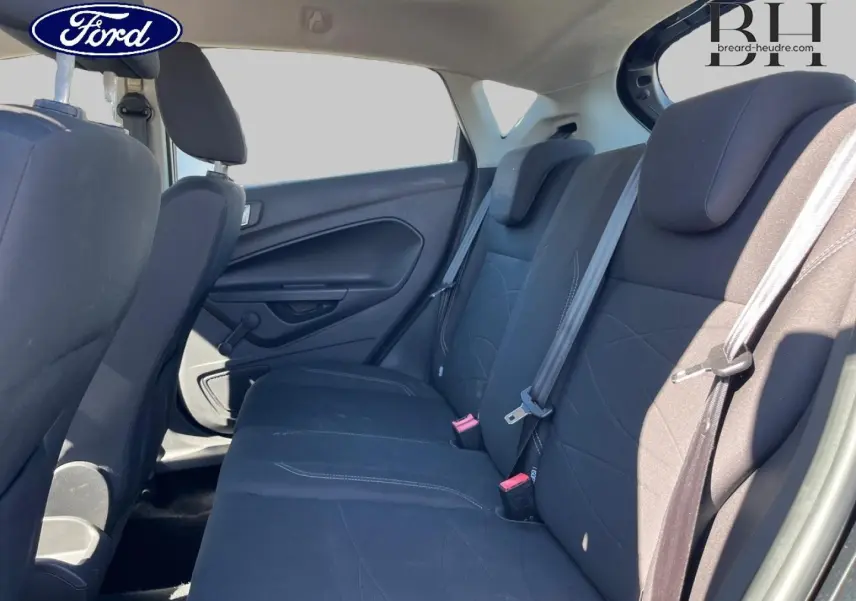Vue intérieure côté droit montrant la banquette arrière noire de la Ford Fiesta 2015 Edition 5 portes.