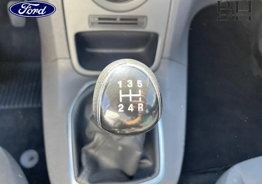 Le levier de vitesses manuel noir de la Ford Fiesta 1.5 TDCi, vu de dessus dans l'habitacle.