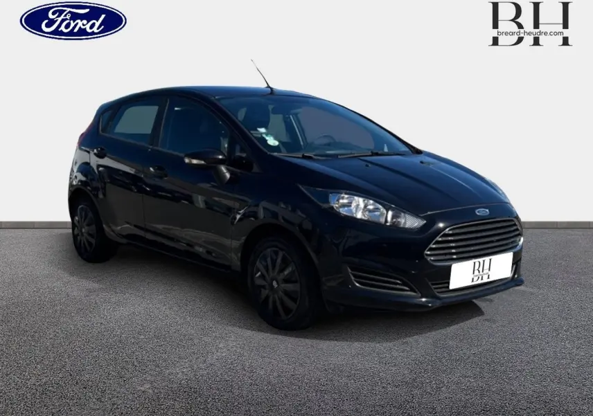 Ford Fiesta 1.5 TDCi noir Scala vue 3/4 avant droit avec calandre chromée et jantes noires.