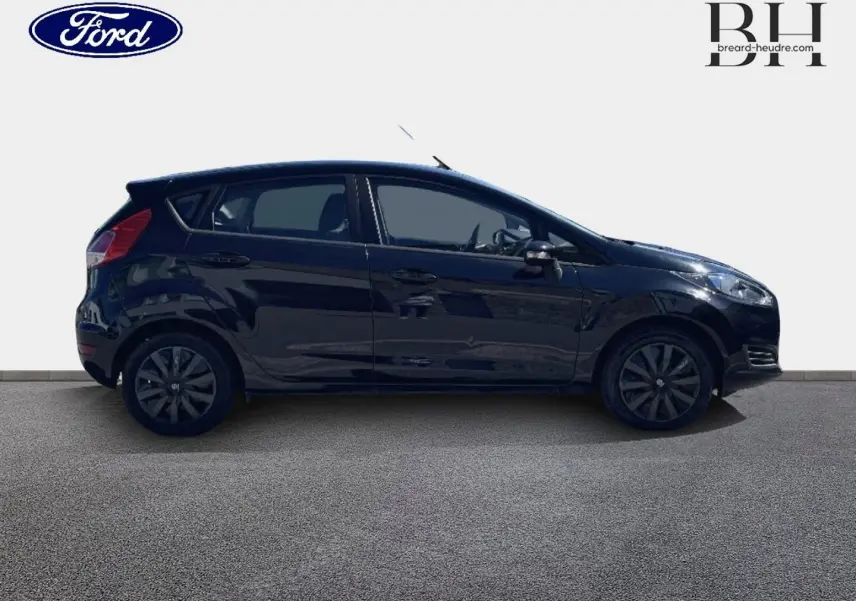 Profil droit d'une Ford Fiesta noire Scala 5 portes, avec jantes noires et vitres teintées, sur fond clair neutre.