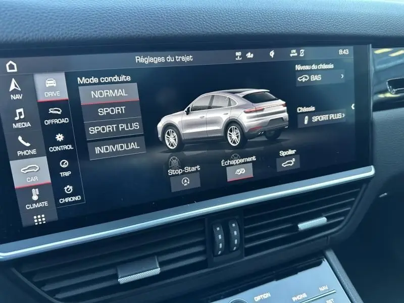 Écran tactile intérieur du Porsche Cayenne 2020 montrant les réglages de conduite avec illustration du SUV gris en 3/4 profil côté gauche.