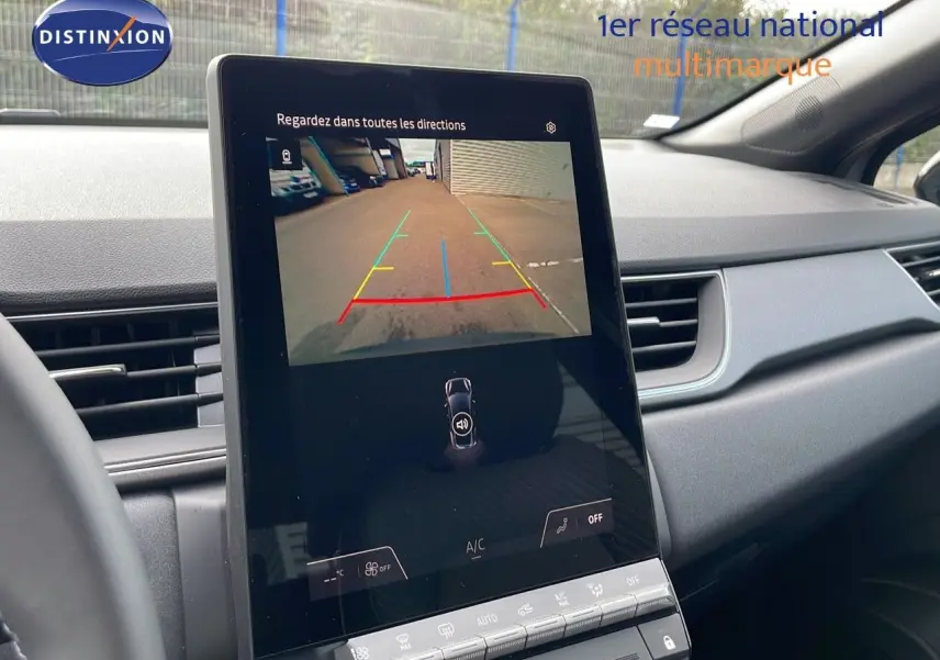 Vue intérieure du tableau de bord du Renault Captur E-Tech Hybrid 2025 avec écran tactile affichant la caméra de recul.