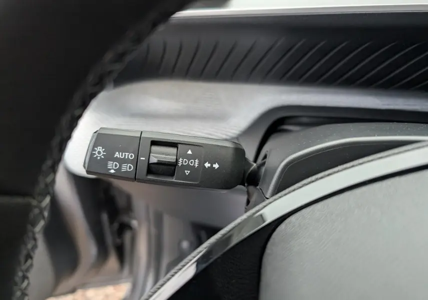 Gros plan sur la commande des feux et clignotants côté gauche du volant dans un Citroën C3 Aircross gris métallisé 2025.