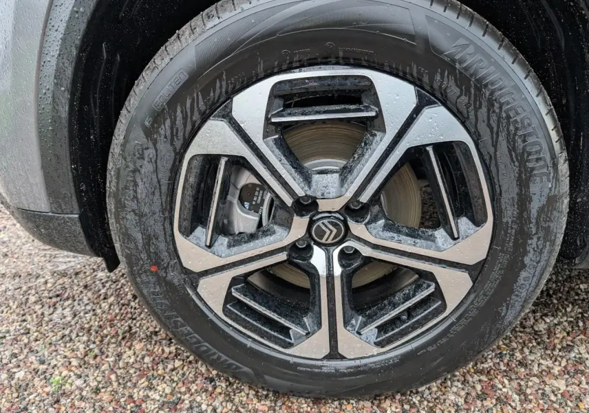 Gros plan sur la jante alliage 17'' diamantée noire et gris métallisé du Citroën C3 Aircross 2025.
