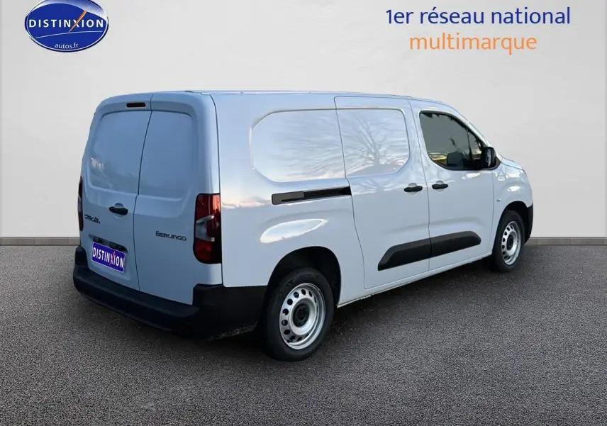 Vue 3/4 arrière droite d’un Citroën Berlingo Fourgon blanc avec porte latérale coulissante et double portes arrière.