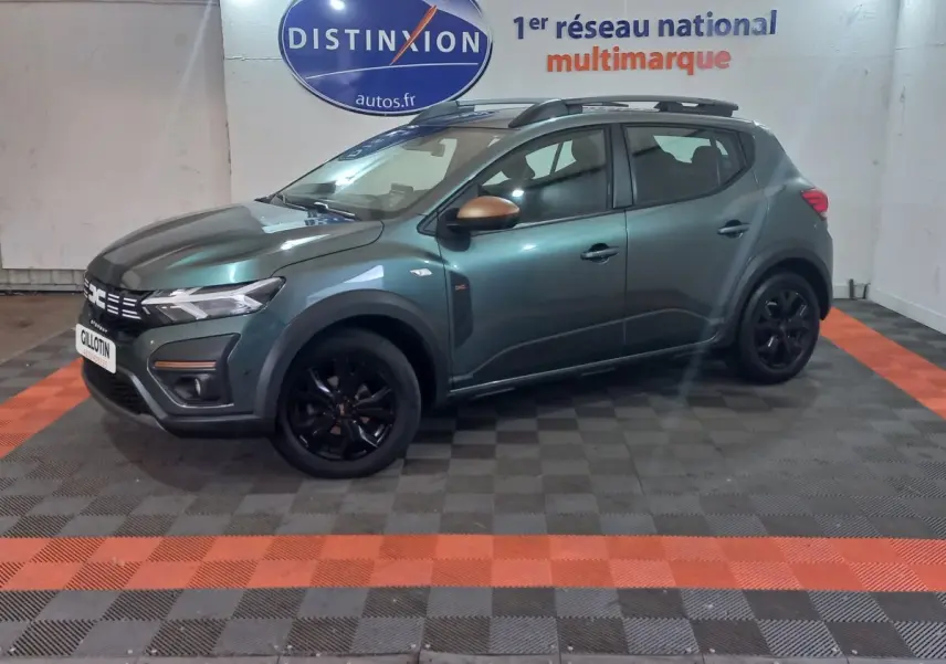 Vue de profil droit d'une Dacia Sandero Extreme+ TCe 110 2024 vert avec jantes noires et rétroviseurs bronze.