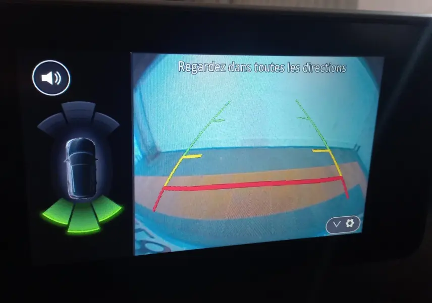 Affichage écran de caméra de recul avec guidage coloré et alertes de proximité sur Dacia Sandero Extreme+ TCe 110 2024.