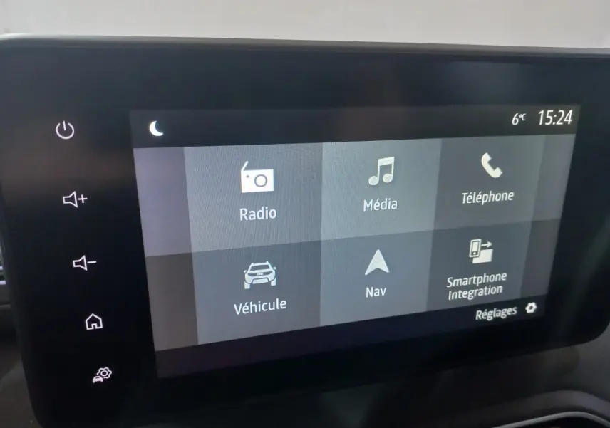 Écran tactile central de la Dacia Sandero Extreme+ TCe 110 2024 affichant le menu multimédia et navigation.