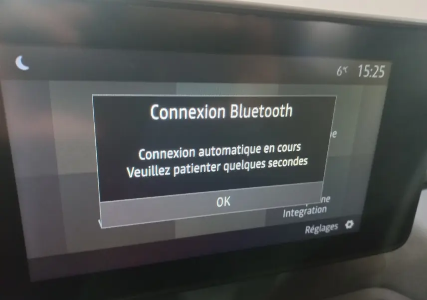 Écran tactile central de la Dacia Sandero Extreme+ TCe 110 2024 affichant la connexion Bluetooth en cours.
